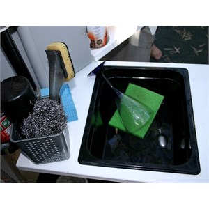 Washing up table with an integrated wash basin