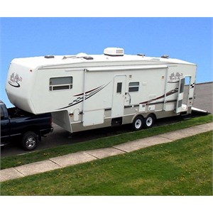Large American fifth wheel caravan