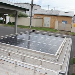 3 x 95W Roof mounted solar panels