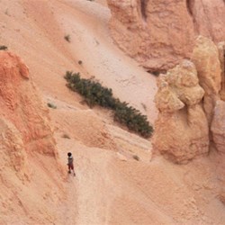 Views of hikers below the rim at Bryce canyon