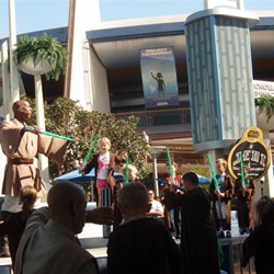 Chardae on stage with Jedi younglings