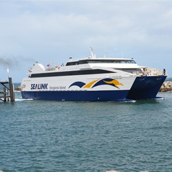 Sealink Ferry passing through the Breakwater 