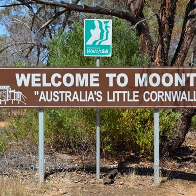 The welcome to Moonta sign