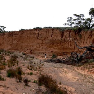 Huge red banks give the area its name