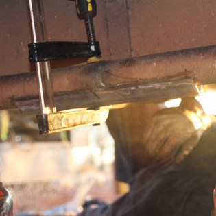 Clamping a brace in place on the axle