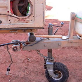 Using the trailer jockey wheel to adjust the height of the rear door