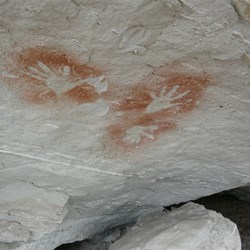 Stencil art in Kookaburra Cave