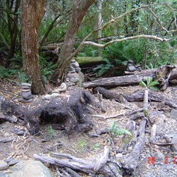 Hellyer Gorge, vsitors pile stones up and try to get as many as possinle befor they fall
