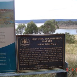 Plaque from the Institute of Engineers honouring the signifigance of the dam