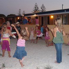 Having fun together outside the unit in South Thompson Bay