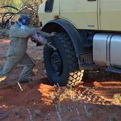 This is how real men inflate punctured tyres
