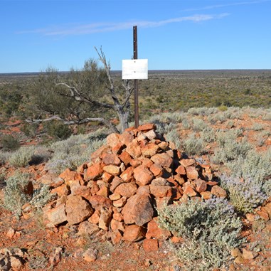 Len Beadell Plaque on top of Observatory Hill