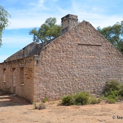 Old Scab Inspectors house ruins along the drive