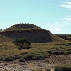 The chinamans Hat (2231'43.42S 12135'15.16E) A distinguishing feature along the track