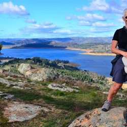 Heather with view of Wyangala from Balancing rock