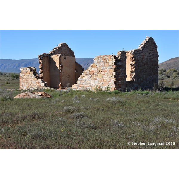 There are lots of old ruins on the main Hawker - Leigh Creek Road