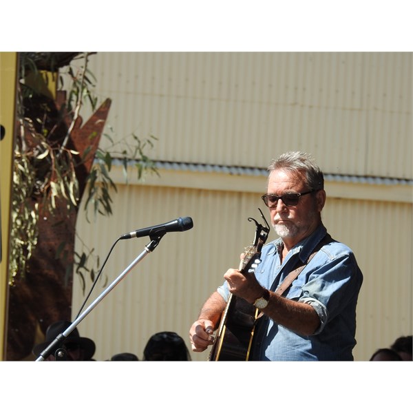 John Williamson sang "True Blue" & "Waltzing Matilda", with some help from the crowd.