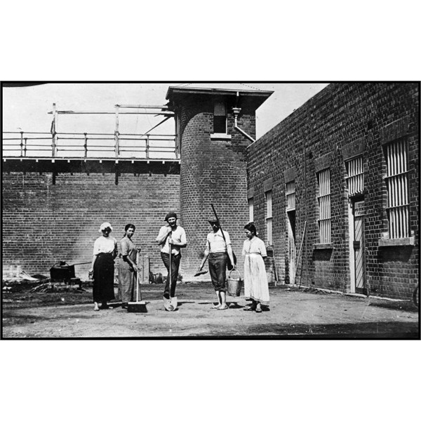 Internees in the old Bourke Gaol, c.1915