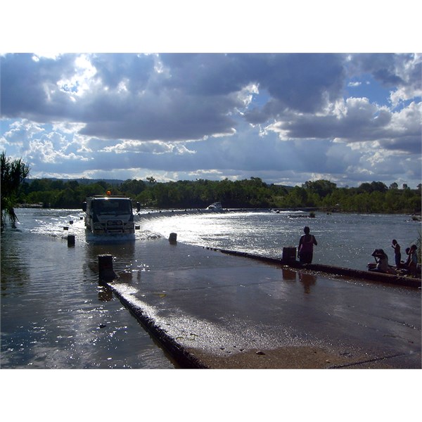 Truck and 4WD on the Ivanhoe Crossing 30May