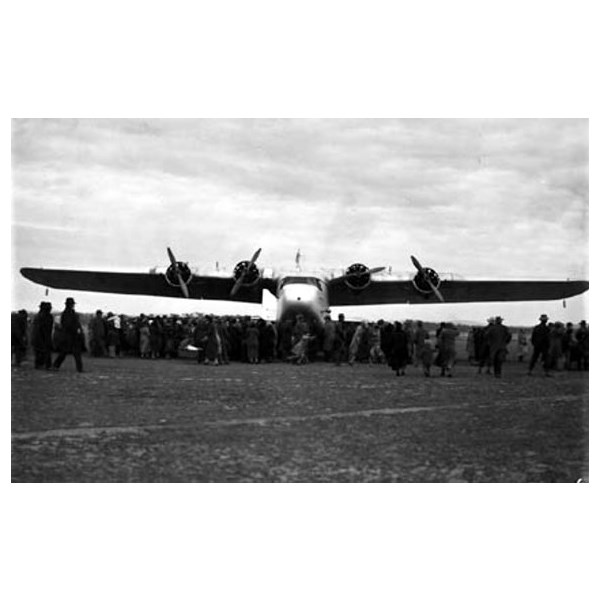 Imperial Airways Airliner ASTRAEA on a survey flight for proposed air mail service, at Duntroon landing ground 1933