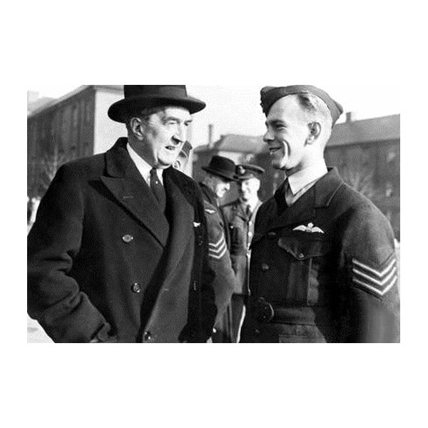 Sergeant Fuller (right) with Australian High Commissioner Stanley Bruce in London, 1941