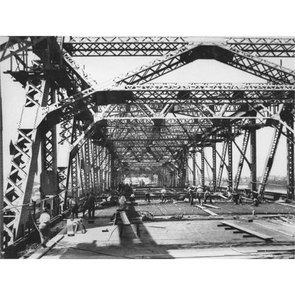 Construction of roadway slab on the Story Bridge, Brisbane, 1940