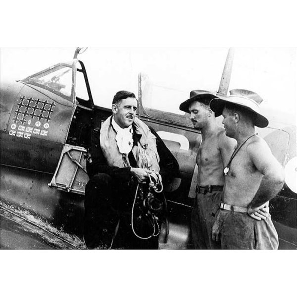 Clive Caldwell chatting with Aussies