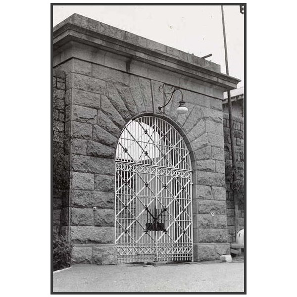 The main gate of HM Prison Beechworth (1940).