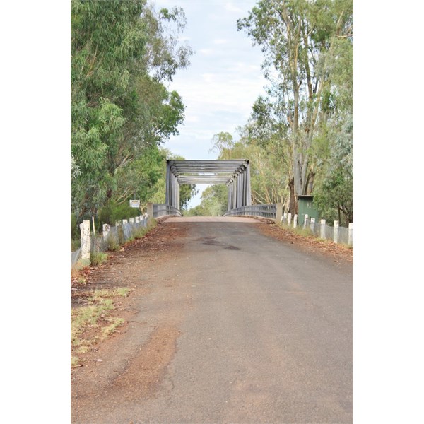 Bridge over the Darling River at Louth.