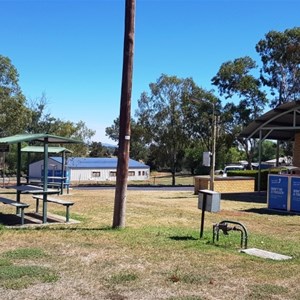 Tamworth Driver Reviver site with toilets and picnic tables.