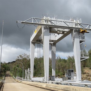 Crane for spillway gates