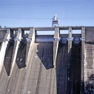 Central drum gate, 2 radial gates each side