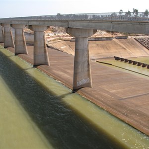 Overfall spillway and energy dissipators