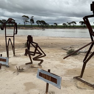 Statues Lake - Kondinin