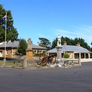 The cenotaph at the turn to Hobart
