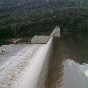 350 m long spillway crest