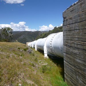Anchor block 5 holds pipeline in place