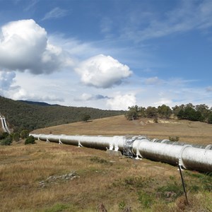 Ring girders attach pipelines to anchor blocks