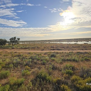 Lake Sarah, when flooded has 500m minor bypass to the south, suitable for campsites