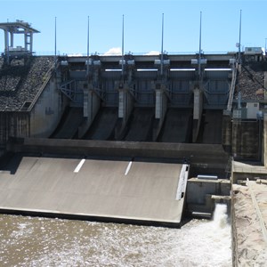 Spillway with radial gates